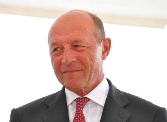 Băsescu îi cere din nou lui Ponta să renunţe la acciza la carburant